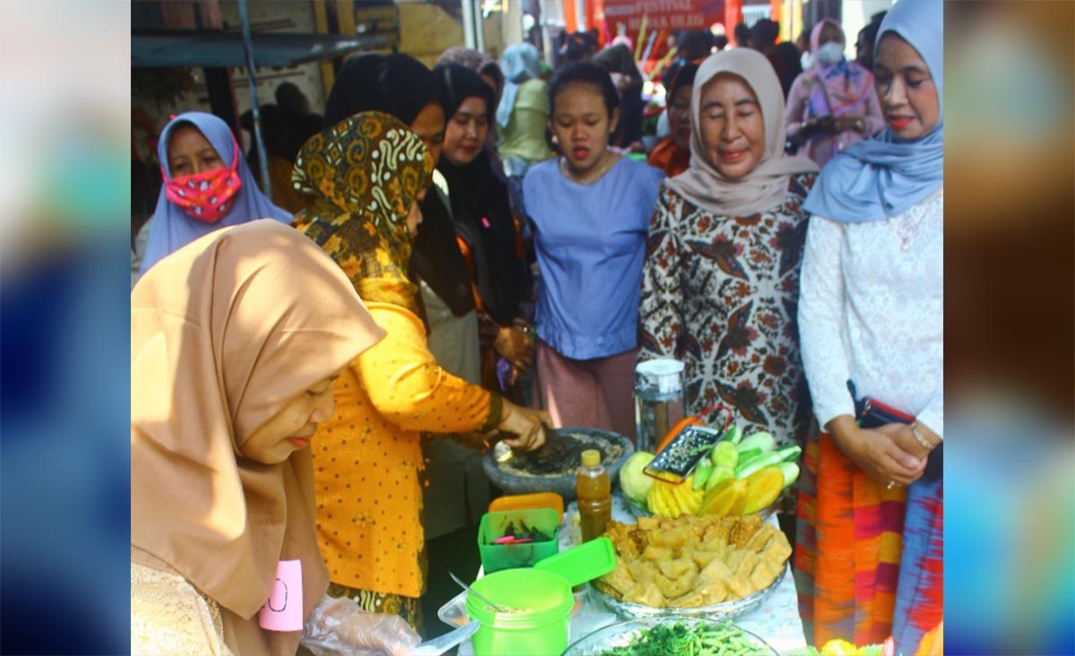 Festival Rujak Uleg diikuti 16 peserta yang diselenggarakan dalan rangkaian Hari Pahlawan Nasional di RT 5 RW 2 Kelurahan Kedurus. Foto: Ist.