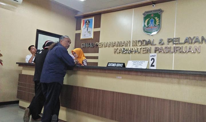 Tampak Ki Bagong (rambut gondrong) saat mendatangi Kantor Dinas Perizinan.