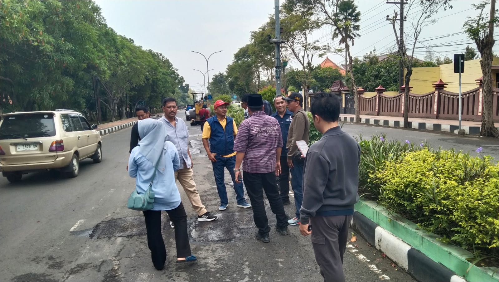 Anggota Komisi III saat mengecek pengerjaan proyek tambak sulam di salah satu titik ruas jalan kabupaten
