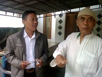 ?Kanit Intelkam AKP Saifudin mengumpulkan data-data dari warga. Foto:rusmiyanto/BANGSAONLINE