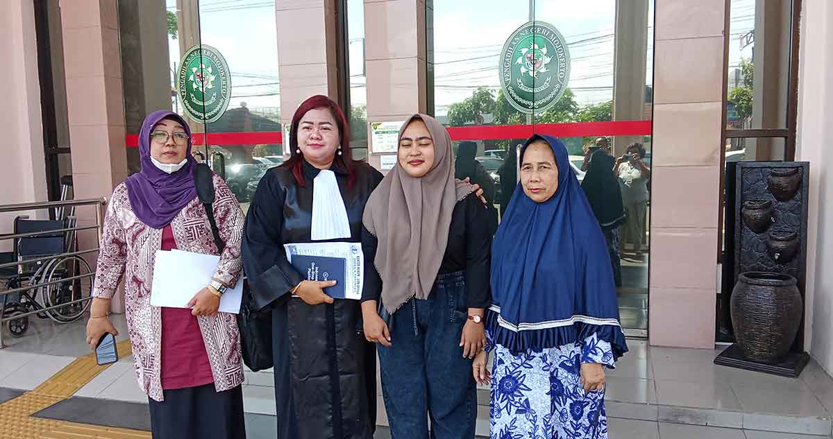 Kuasa hukum saat bersama keluarga terdakwa kasus TPPO di PN Mojokerto.
