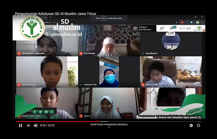 Siswa SD Al Muslim Waru Sidoarjo saat mengikuti kelulusan virtual menggunakan Google Meet, Senin (15/6/2020). (foto: ist).