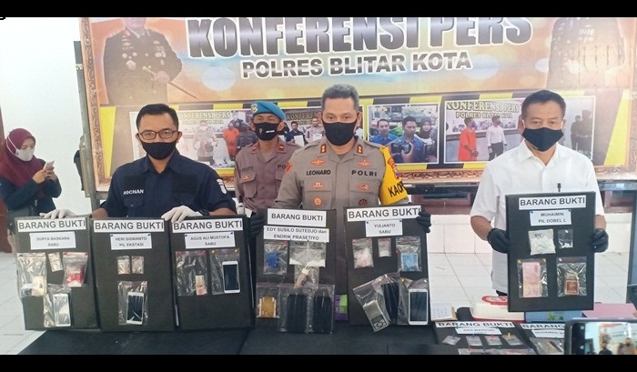 Kapolres Blitar Kota AKBP Leonard M Sinambela beserta jajaran sedang menunjukkan barang bukti dalam rilis pers, Jumat (26/6/2020).