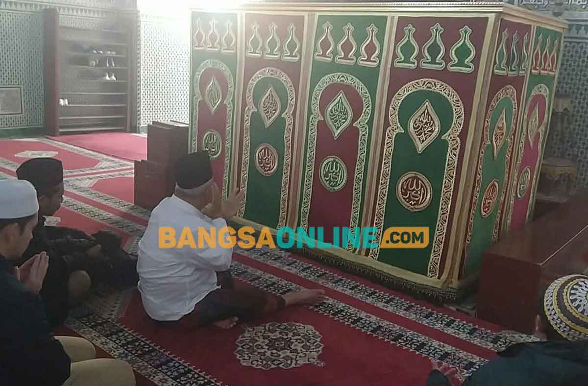 Prof Dr KH Asep Saifuddin Chalim, MA, dan rombongan saat berdoa di makam Syaikh Jazuli di Marakesh Maroko, Ahad (15/1/2023). Foto: M Mas