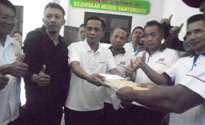Koordinator PLSMB Eko Sukartono saat menyerahkan laporan kepada Kejaksaan Negeri Banyuwangi.