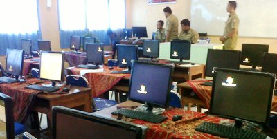 GAGAL. Ruang Unas CBT di Lab 3 Sekolahan SMKN 4 Bojonegoro tampak sepi, karena ditinggal pulang puluhan siswanya. Sebab, server ke pusat tidak bisa konek. Foto: Eky Nurhadi/BANGSAONLINE.com