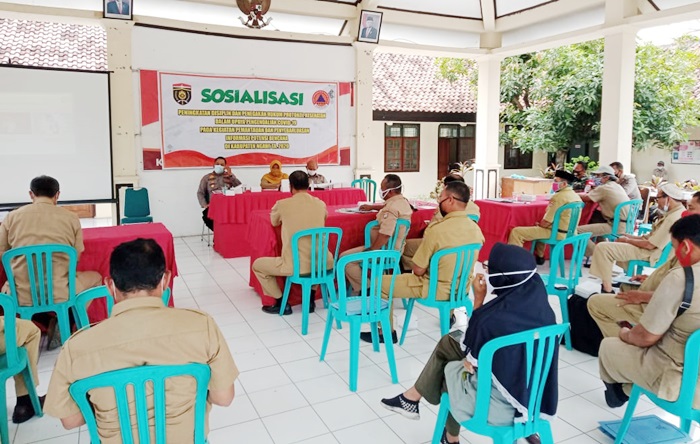 Pelaksanaan sosialisasi di pendopo Kecamatan Geneng.