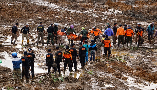 Petugas mengevakuasi korban tanah longsor di Dusun Jemblung, Desa Sampang, Kecamatan Karangkobar, Banjarnegara, Jawa Tengah, Sabtu, 13 Desember 2014. Tim Penyelamat sempat kesulitan memasuki daerah bencana, akibat akses tertutup tanah longsor. ANTARA/Idhad Zakaria/tempo.co.id