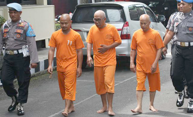 Tiga guru tersangka susur sungai saat digelandang. Tampak kepala mereka plontos usai digunduli. foto: Harian Jogja