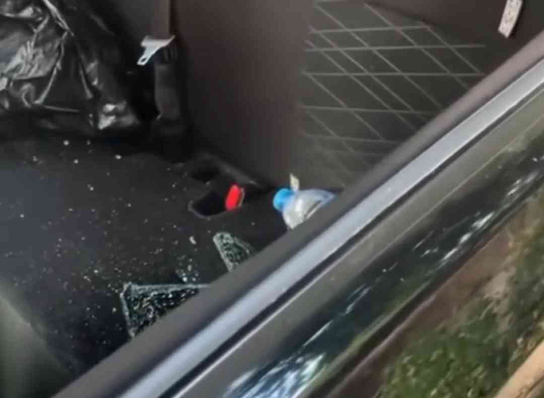 Salah satu mobil yang dipecah kacanya oleh pelaku. Foto: istimewa
