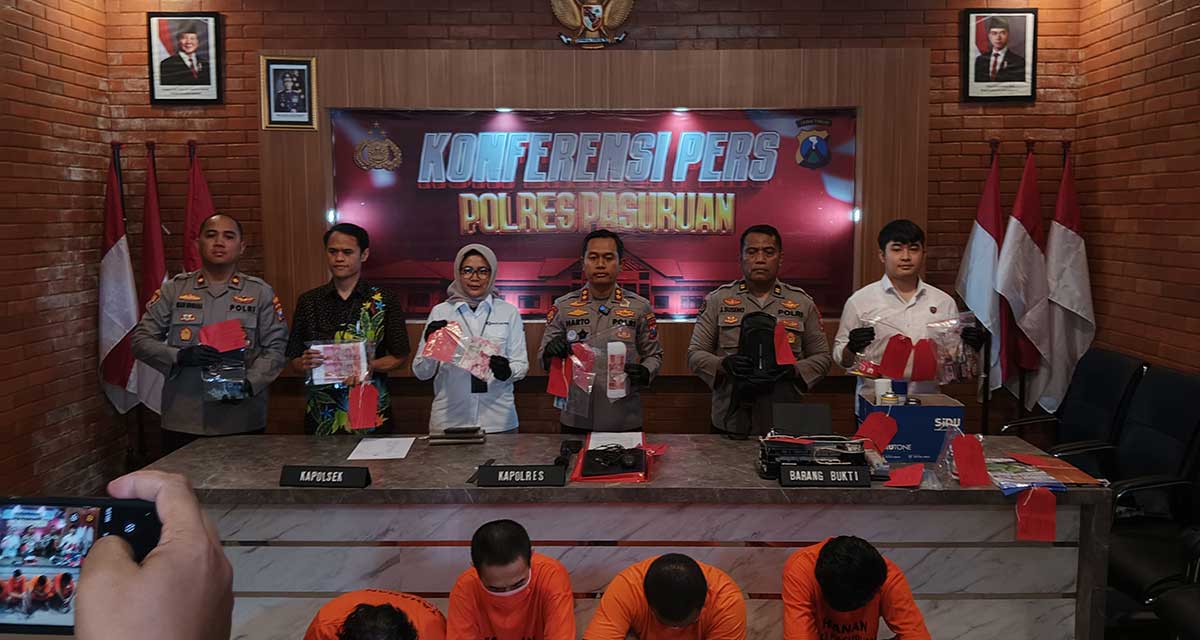 Konferensi pers terkait peredaran uang palsu lintas provinsi yang digelar Polres Pasuruan.
