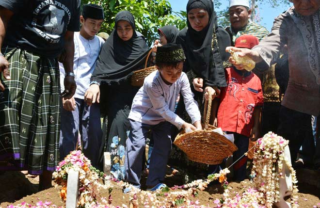 Tampak Proses pemakaman Jenazah Ismail Hidayat di Kelurahan Mimbaan Situbondo.