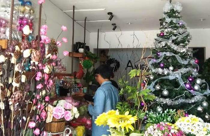 Salah satu toko yang menjual pernak-pernik Natal di Tuban.