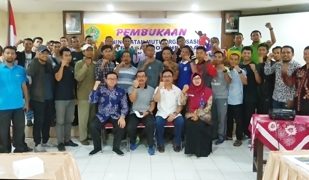 Kepala Dinas Pemuda dan Olah Raga Pamekasan, Mohamad bersama para pelatih futsal usai pembukaan pelatihan di gedung PKP-RI, jalan Kemuning Pamekasan.