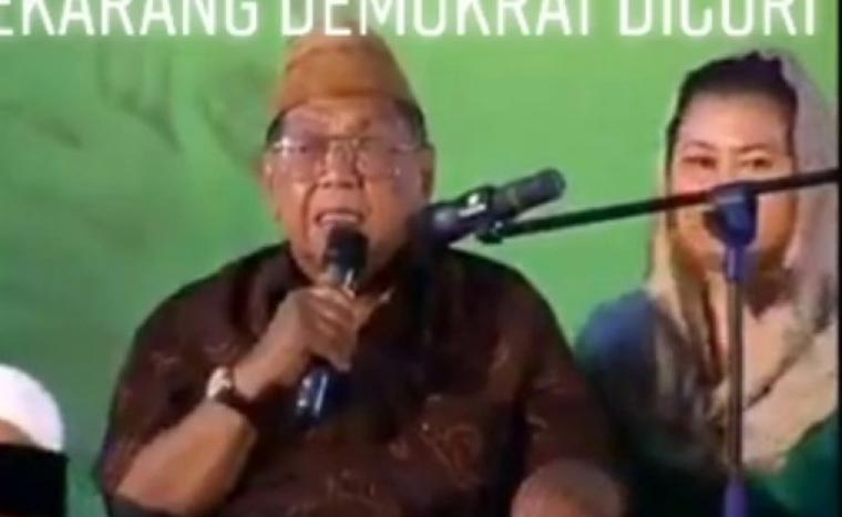 Tangkapan layar KH Abdurrahman Wahid (Gus Dur) saat pidato didampingi Yenny Wahid, putrinya.