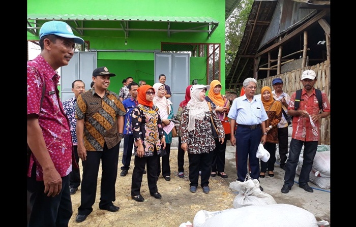 Kepala Disnakwan Lamongan Ir Sukriyah,MM saat melihat peralatan pengolah limbah.
