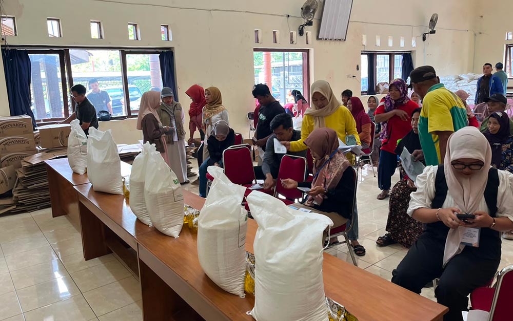 Penyaluran bantuan pangan beras oleh Bulog Tulungagung.