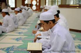 Anak-anak sedang menghafal Alquran. foto: ilustrasi