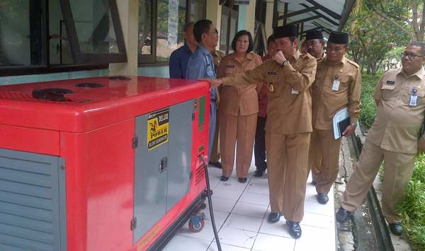 Kepala Dispendik, Mahin S.Pd mendampingi M. Qosim (wabup saat itu) sidak unas CBT. foto: syuhud/ BANGSAONLINE