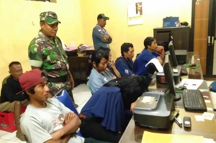 7 lelaki dan 3 perempuan terjaring dalam razia malam Ramadhan. Mereka dibawa ke Polsek untuk pendataan.