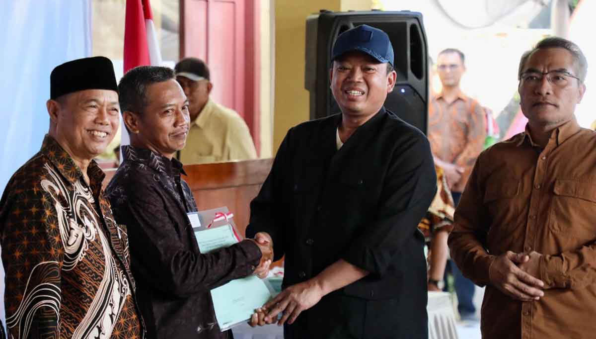 Menteri ATR/BPN, Nusron Wahid, ketika menyerahkan 811 sertifikat hasil program Konsolidasi Tanah kepada masyarakat Parangtritis, Kabupaten Bantul, D.I. Yogyakarta.