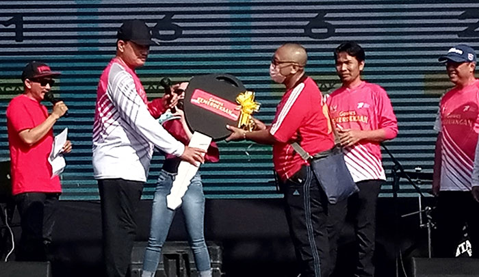 Wali Kota Madiun, Maidi, saat menyerahkan hadiah utama kepada peserta Gowes Kemerdekaan.