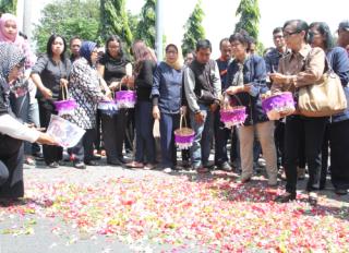 TABUR BUNGA - Redaksi dan wartawan Jawa Pos Grup tabur bunga di lokasi kejadian kecelakaan, di utara Terminal Purabaya, Waru Sidoarjo, Senin (4/8/2014). foto : nanang ichwan/BangsaOnline