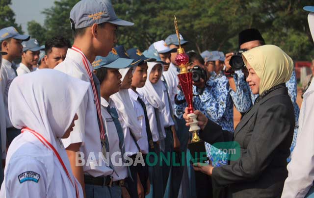Bupati Kediri Haryanti Sutrisno saat menyerahkan penghargaan kepada siswa berprestasi. foto: hms