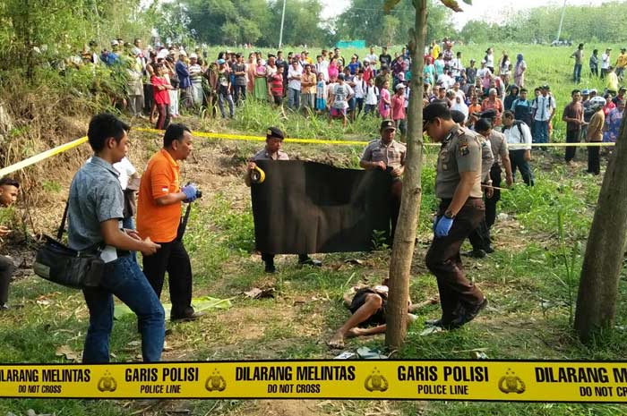 Polisi melakukan olah TKP pembunuhan. foto: RONY S/BANGSAONLINE