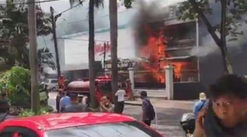Api tampak berkobar di rumah dekat Toko Buat Hokky Surabaya, Senin (15/2/2021). Foto: ana