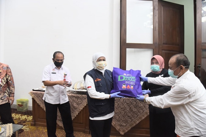 Gubernur Jawa Timur Khofifah Indar Parawansa secara simbolis menyerahkan 581 pack kantong darah?.
