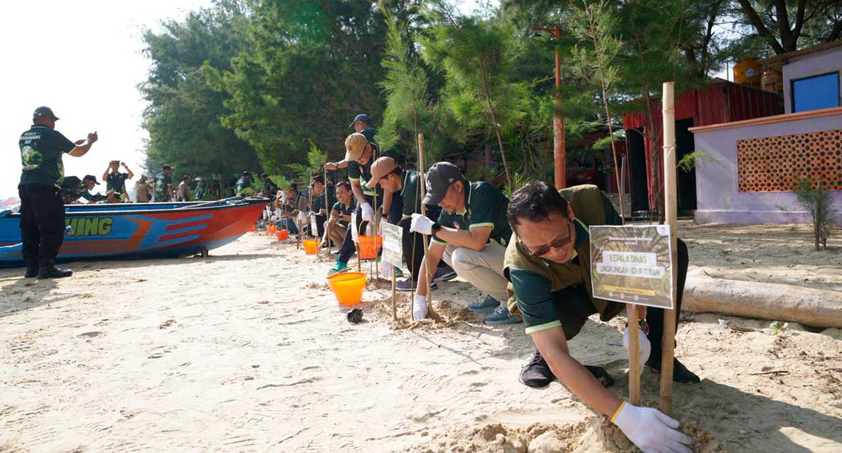 Penanaman pohon yang dilakukann TPPI dalam rangka memperingati Hari Lingkungan Hidup Sedunia tahun ini.