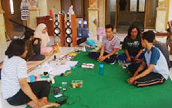 Makmun bersama mahasiswa KKN Unair usai melapor ke polisi.