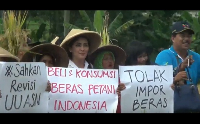Rieke tampak membawa poster ikut berdemo.