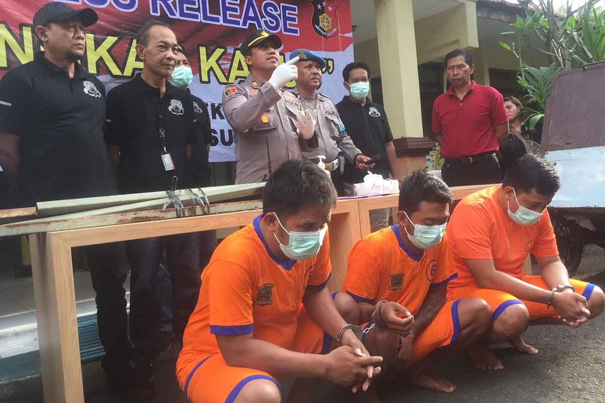 Polsek Gubeng saat rilis aksi pencurian Drainase di Ngagel Jaya, Senin (27/3/2023)