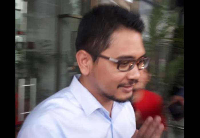 Plt Wali Kota Pasuruan Raharto Teno Prasetyo saat keluar dari gedung KPK.