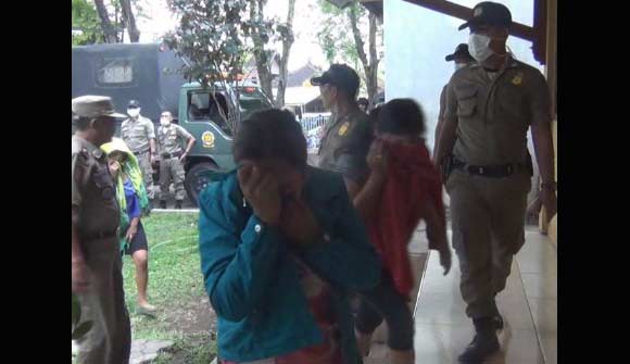 Puluhan PSK saat digiring ke kantor Satpol PP untuk dilakukan pendataan.