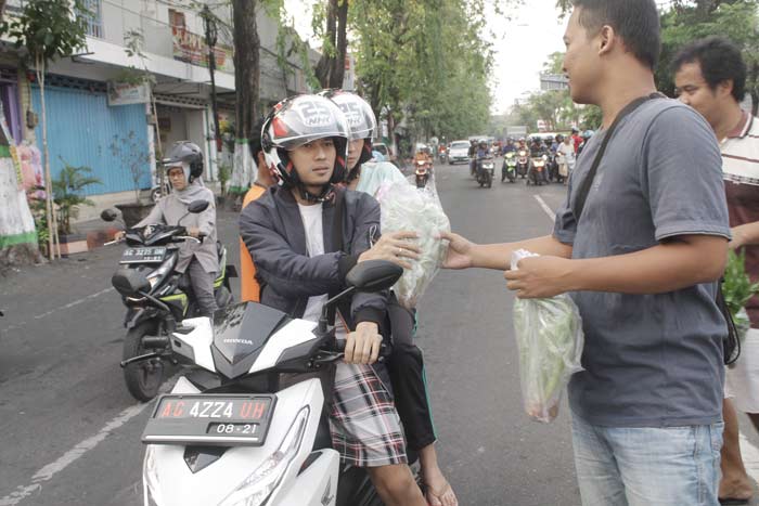 Wida Ari, penggagas kegiatan membagikan takjil berupa sayuran segar hidroponik. Foto: BAMBANG/ BANGSAONLINE