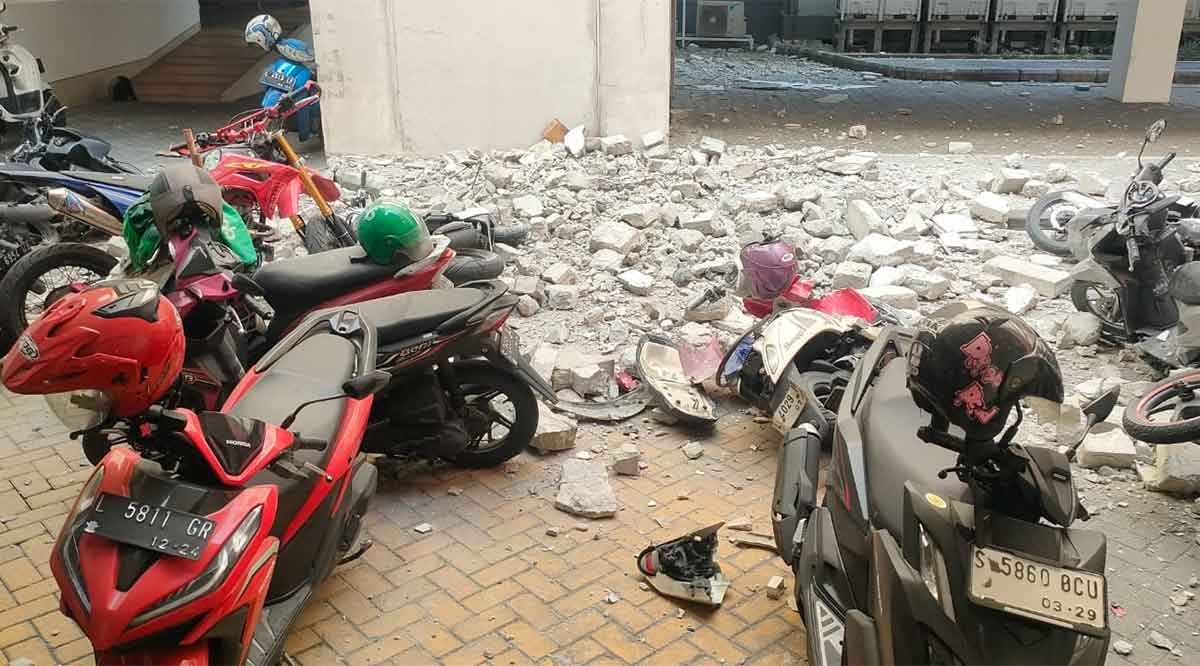 Bangunan rusak akibat gempa yang melanda Jawa Timur hari ini, Jumat (22/3/2024).
