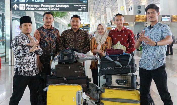 Wisnu HP bersama para atlet PSHT Ponorogo saat akan bertolak ke negara Azerbaijan.