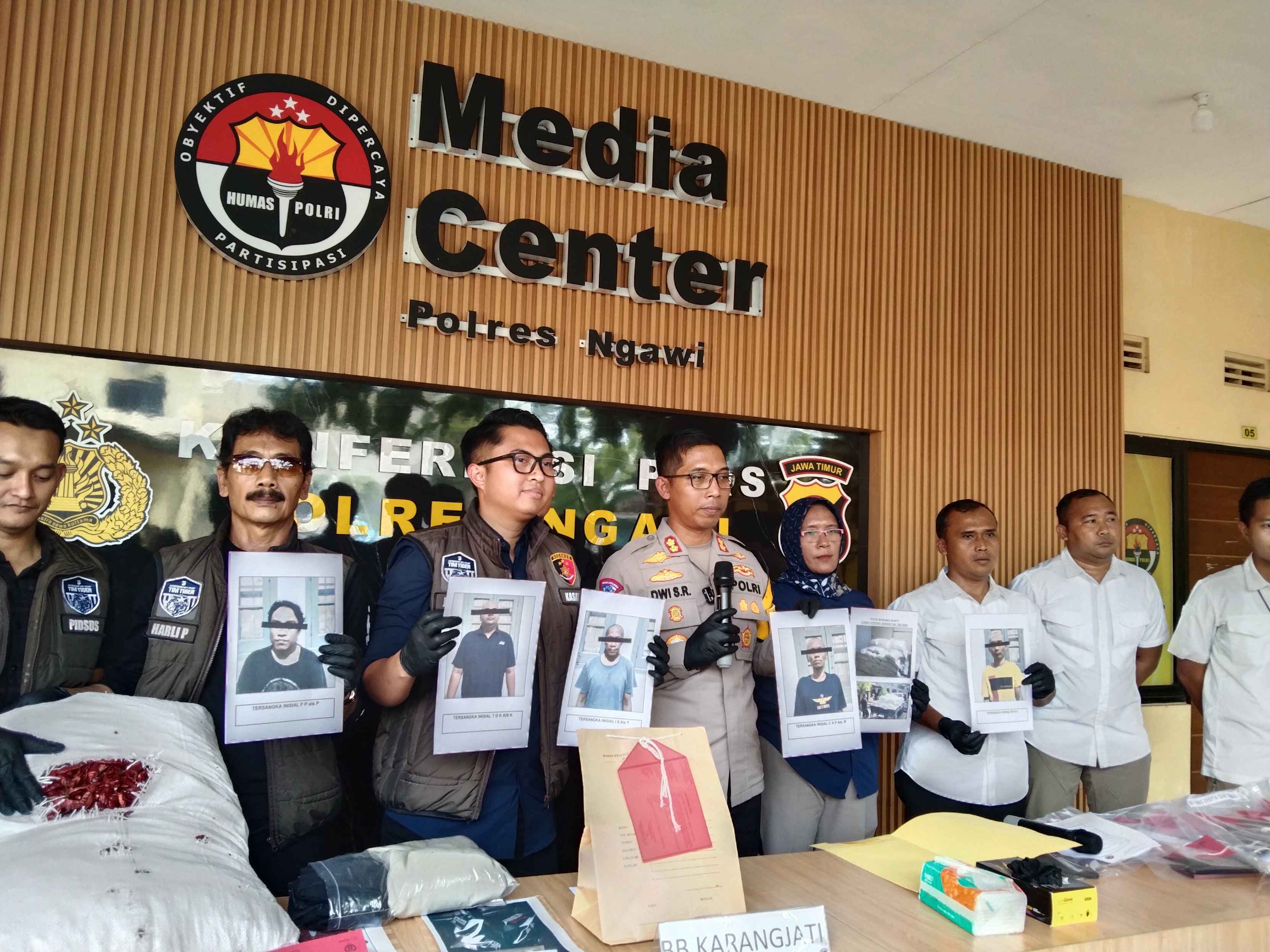 Kapolres Ngawi bersama pihak lapas saat menunjukkan barang bukti di konferensi pers