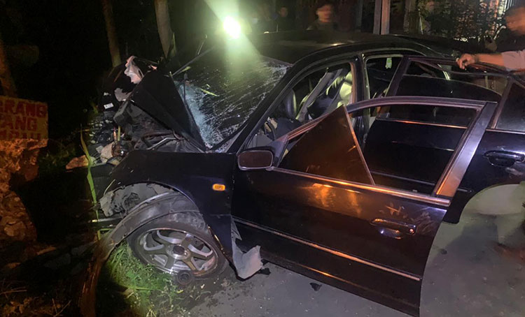 Sedan yang mengalami kecelakaan tunggal dan menewaskan 3 orang. 