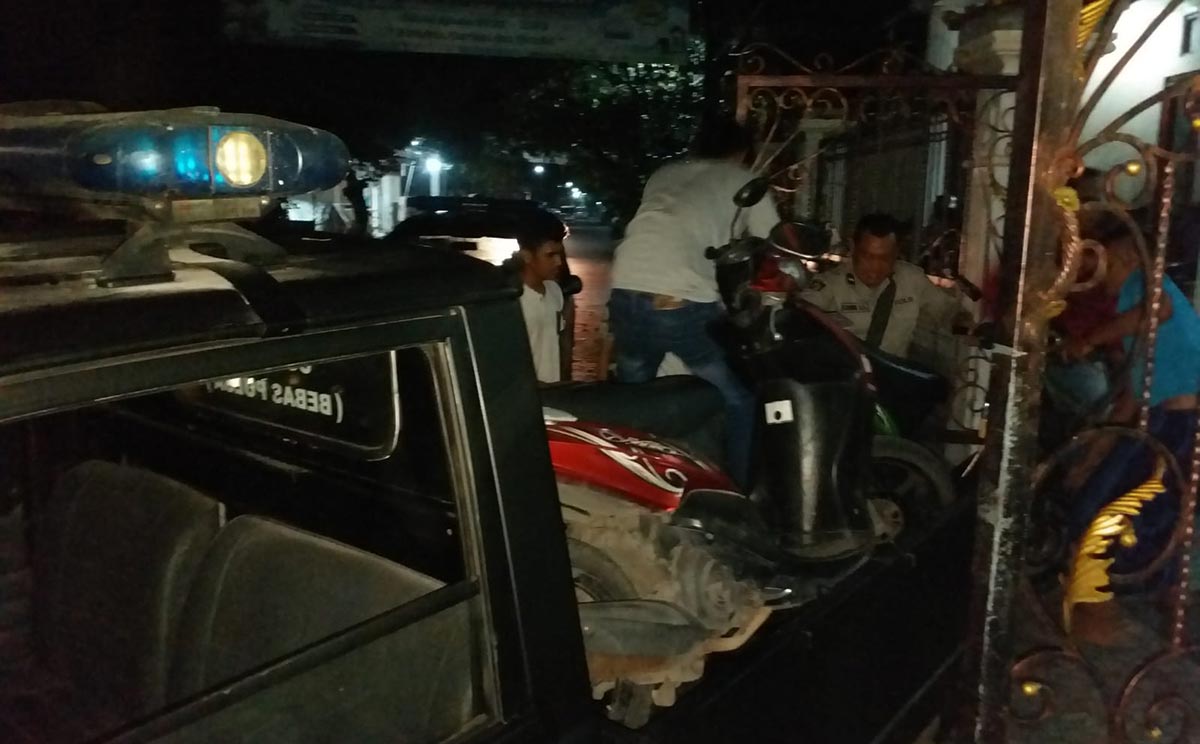Petugas mengamankan sejumlah motor gerombolan remaja yang berbuat onar.