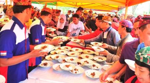 MAKAN GRATIS – Makan gratis yang disediakan oleh Pemkot Surabaya kala peringatan May Day, di Taman Surya Surabaya, Kamis (1/5/2014). foto : humas pemkot surabaya