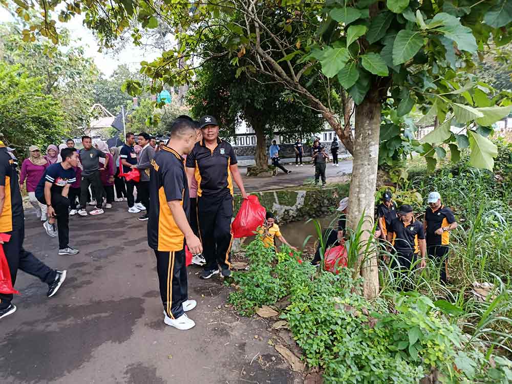 Kegiatan bersih sungai yang dilakukan Polsek Semanding, forpimka, dan pihak terkait. 