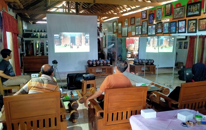 Ujian Tari Sumilak yang digelar secara virtual di Padepokan Sanggar Tari Pawon. foto: HERMAN/ BANGSAONLINE