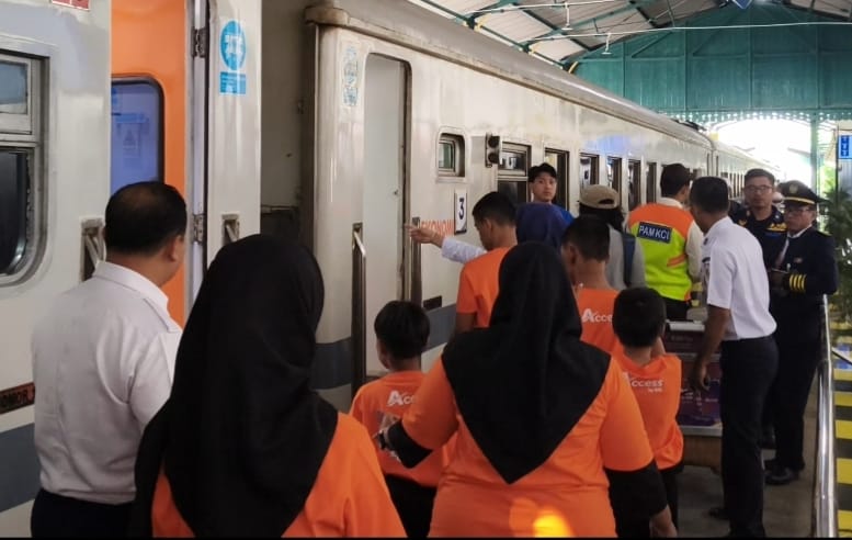 Anak-anak Disabilitas saat akan Naik Kereta Api Gratis. Foto: Muji Harjita/BANGSAONLINE