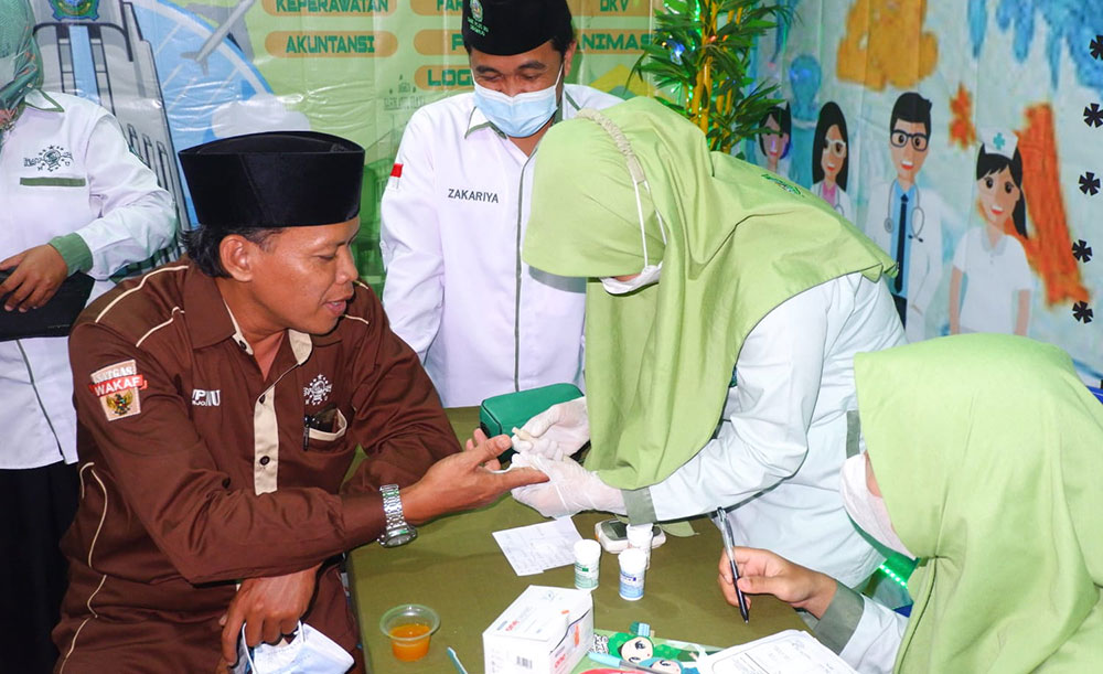 GRATIS: Layanan kesehatan yang disediakan SMK Plus NU Sidoarjo saat Pasar Murah UMKM di Alun-Alun Sidoarjo, Senin (7/2) sore. foto: ist.