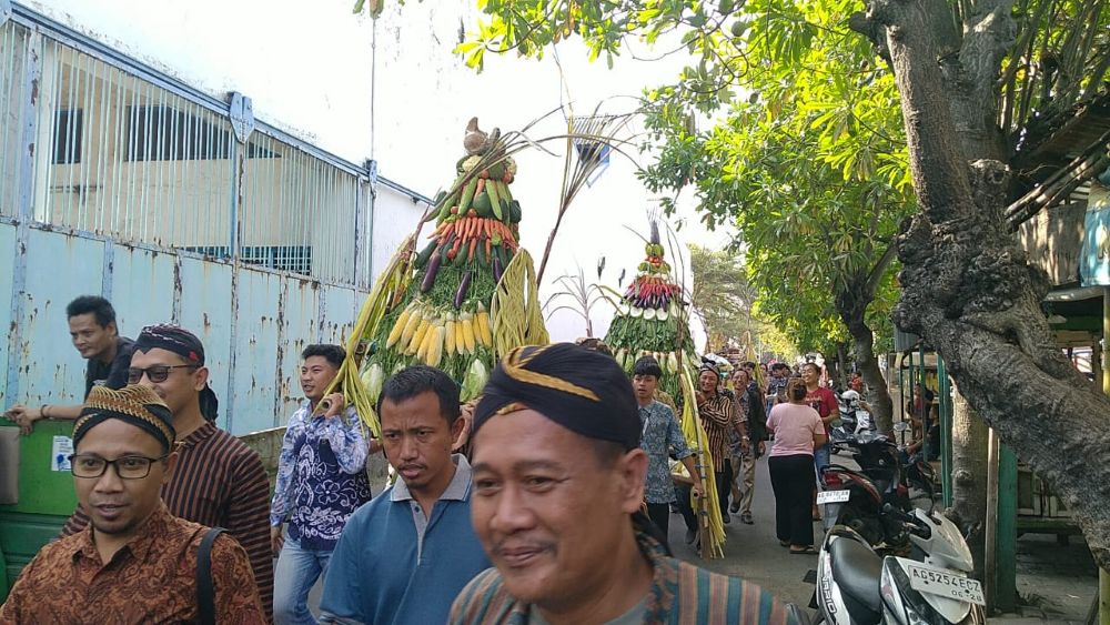 Kirab tumpeng raksasa yang berisi hasil bumi yang sangat dinanti oleh warga untuk diperebutkan. 