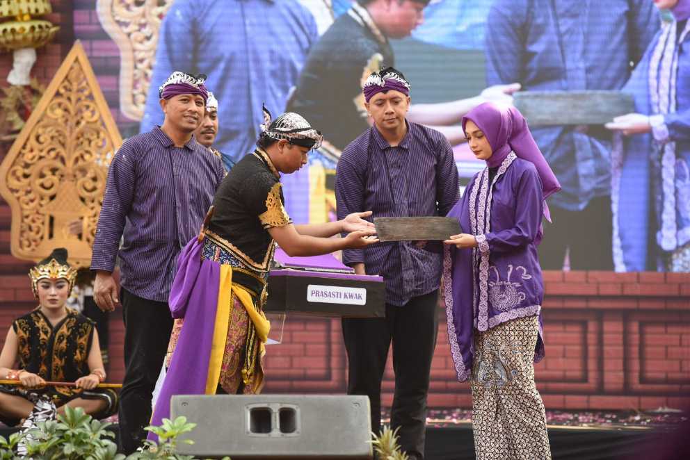 Wali kota Kediri Vinanda Prameswati saat menerima Prasasti Kwak di acara Manusuk Sima. (Ist)